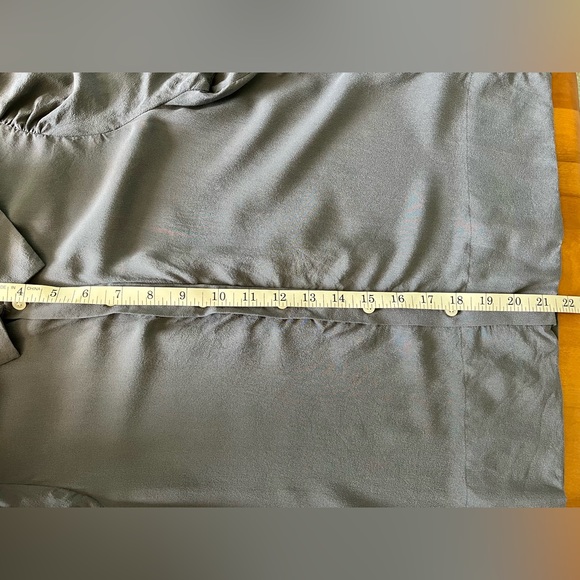 Everlane The Clean Silk Puff-Sleeve Shirt. Size 00. Washed Navy. - Picture 9 of 9